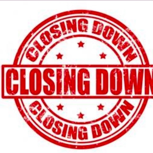 VINTAGE JEWELRY AND CLOTHING - Picture 4 of 16